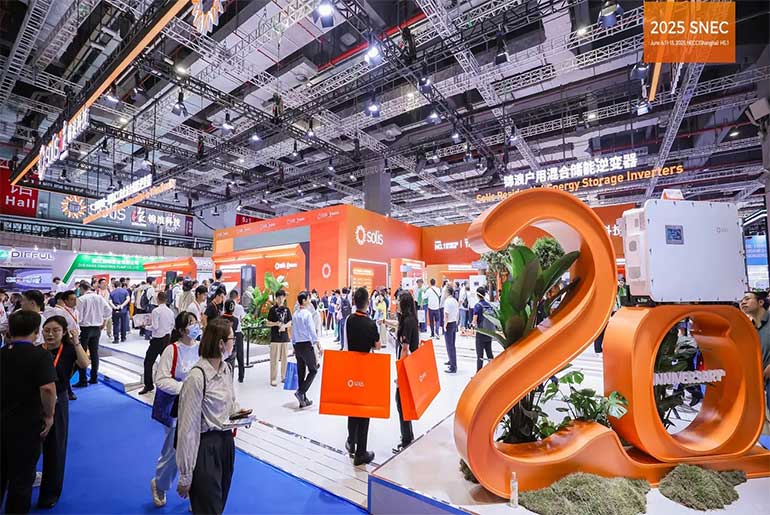 Solis has launched its powerful 125kW Wall-Mounted Hybrid Inverter and AI-driven SolisCloud Smart Energy Assistant at SNEC 2025.