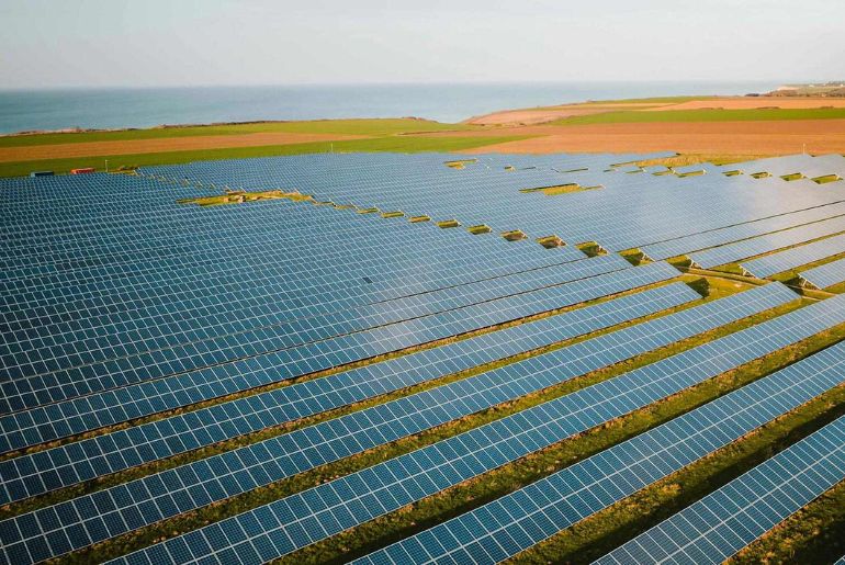 Waaree Renewable Technologies Ltd Secures EPC Contract for 420 MWp Solar Project